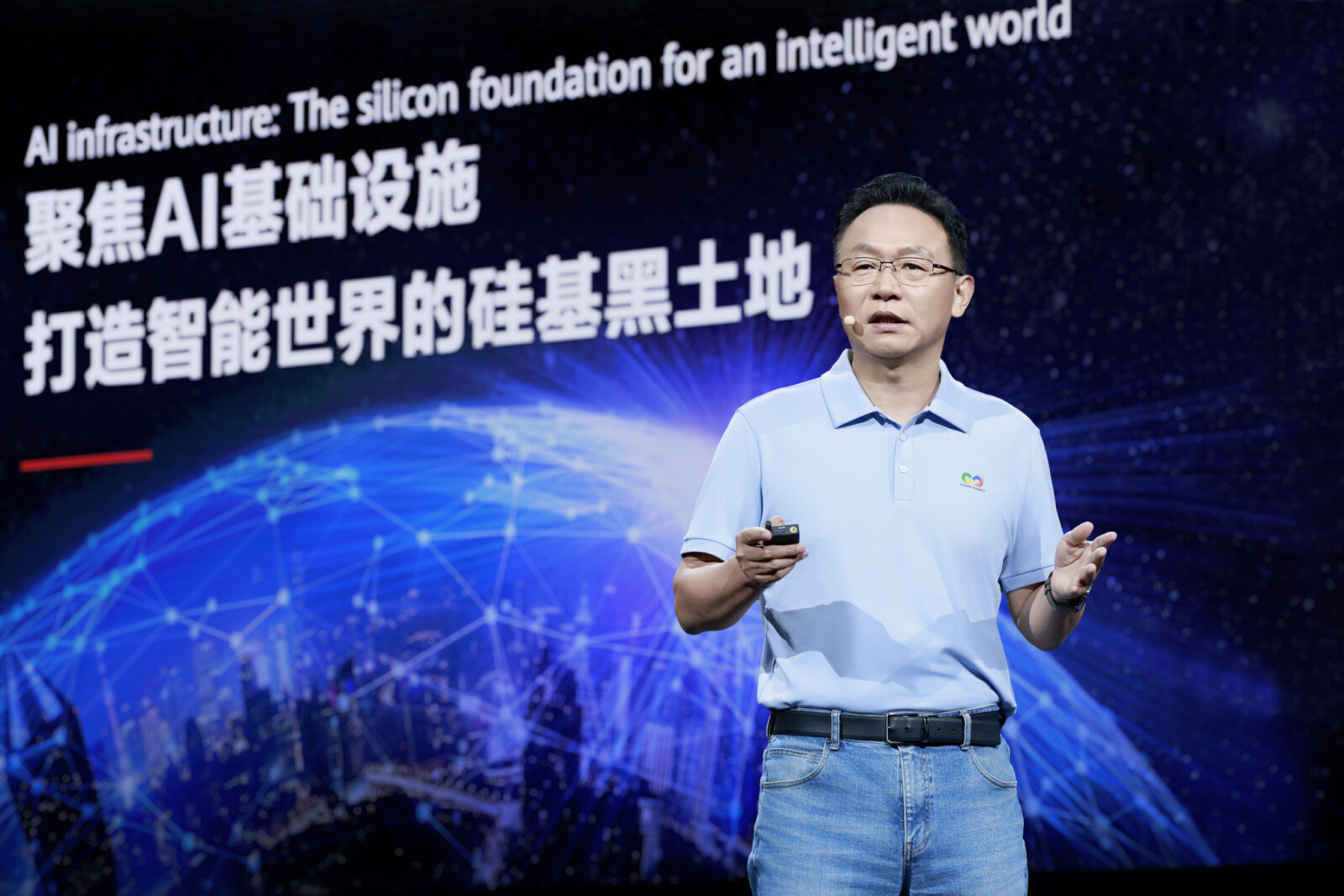 华为副董事长、轮值董事长汪涛在上海举行的HUAWEI CONNECT 2026上发表主题演讲。