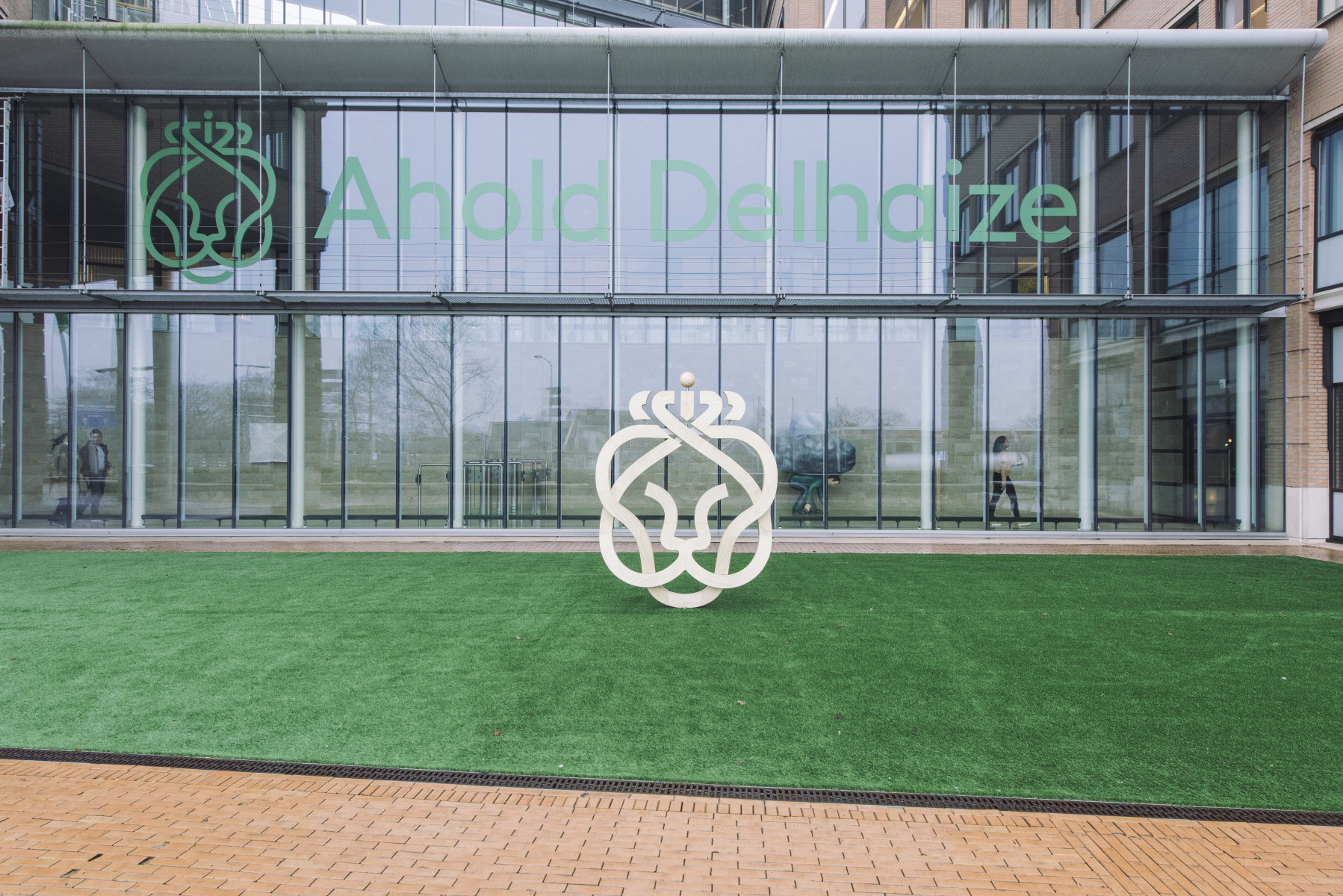 네덜란드 자안담에 있는 Ahold Delhaize 본사 건물을 외부에서 촬영한 사진.