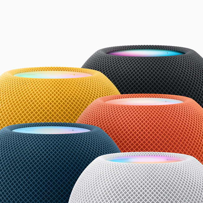애플의 공식 보도용 이미지. HomePod mini 색상 라인업으로, 단색 배경에 HomePod mini 다섯 대가 나란히 놓여 있다.