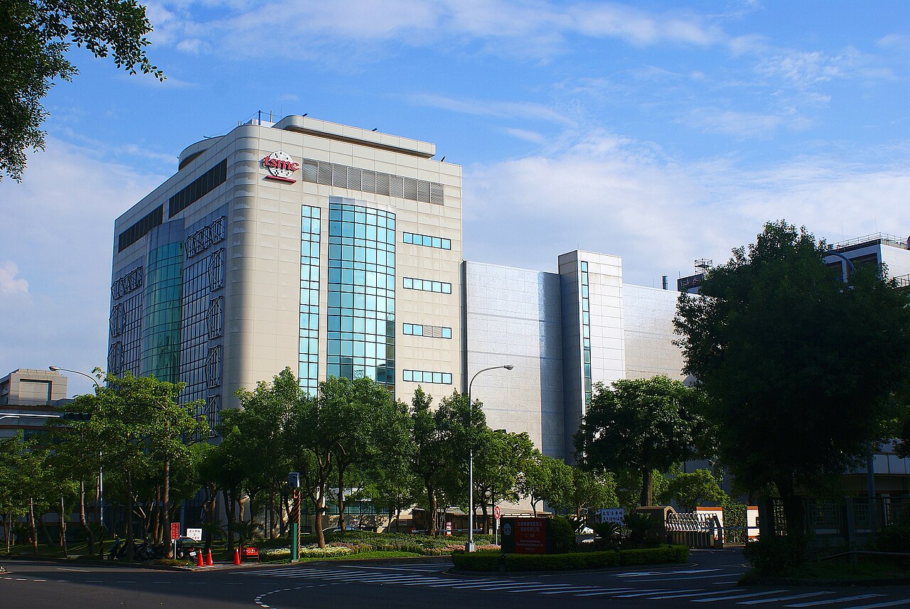 대만 신주 과학단지에 있는 TSMC Fab 5 건물을 도로 쪽에서 바라본 모습.